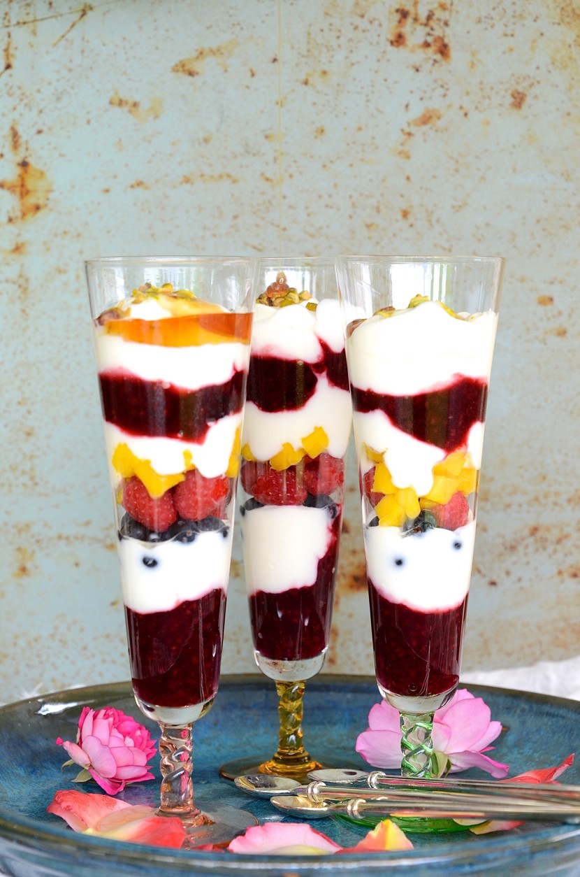 Berry breakfast parfaits