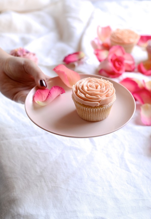 Vintage vanilla cupcakes with lemon curd buttercream