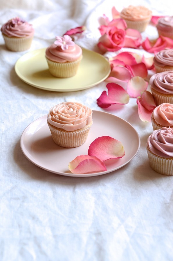 Vintage vanilla cupcakes with lemon curd buttercream