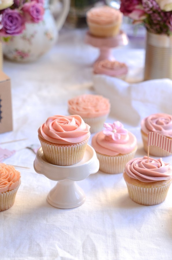 Vintage vanilla cupcakes with lemon curd buttercream