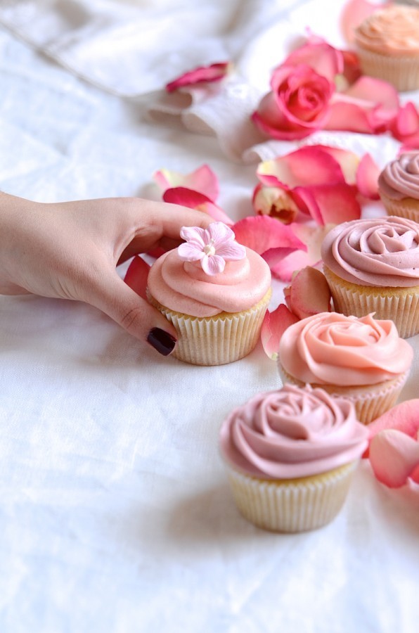 Vintage vanilla cupcakes with lemon curd buttercream