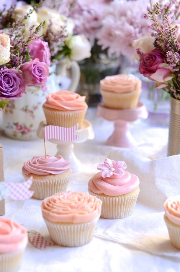 Vintage vanilla cupcakes with lemon curd buttercream