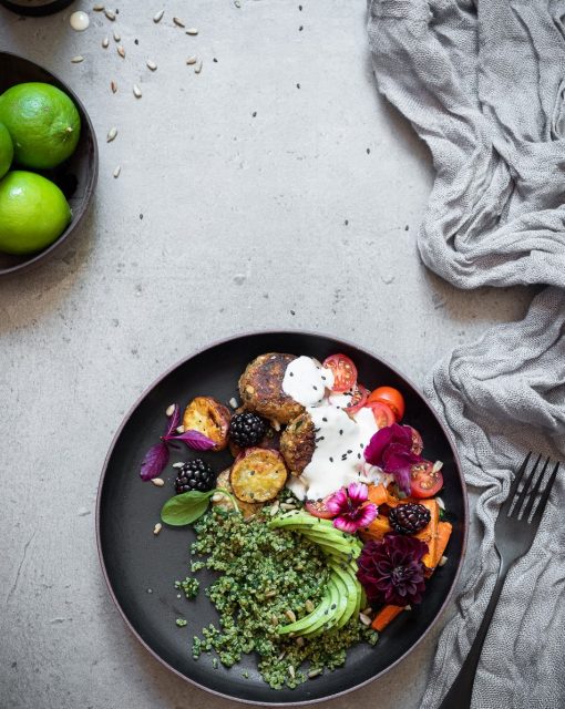 Spinach and quinoa buddha bowls