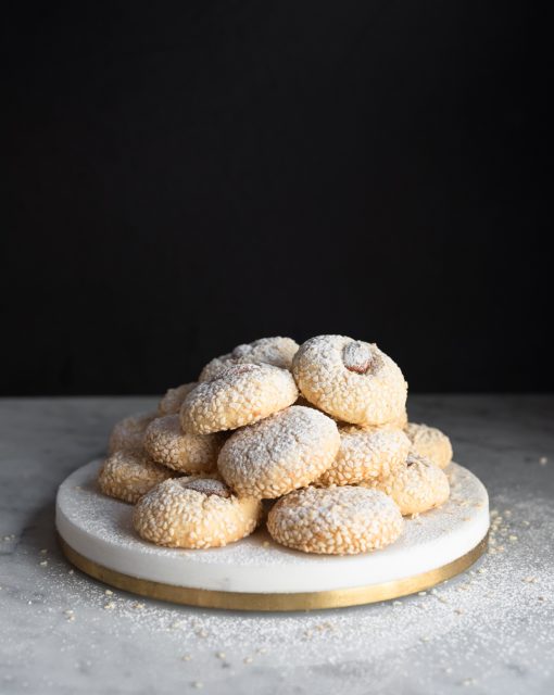 Almond and sesame shortbread rounds